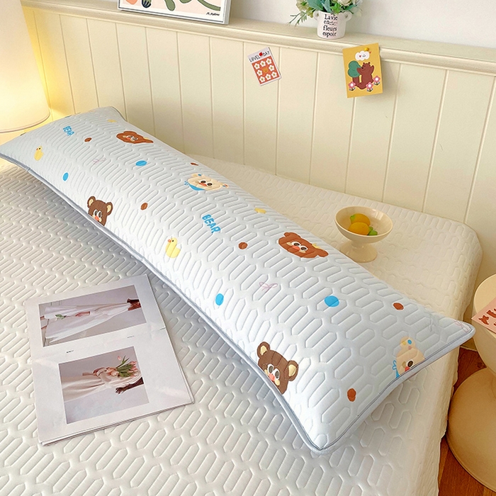 91家纺网 家纺一手货源 找家纺 雨彤家纺 2025年新款A类乳胶凉感丝双人长枕套 熊熊乐园-浅蓝