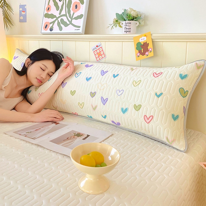 91家纺网 家纺一手货源 找家纺 雨彤家纺 2025年新款A类乳胶凉感丝双人长枕套 梦幻爱心