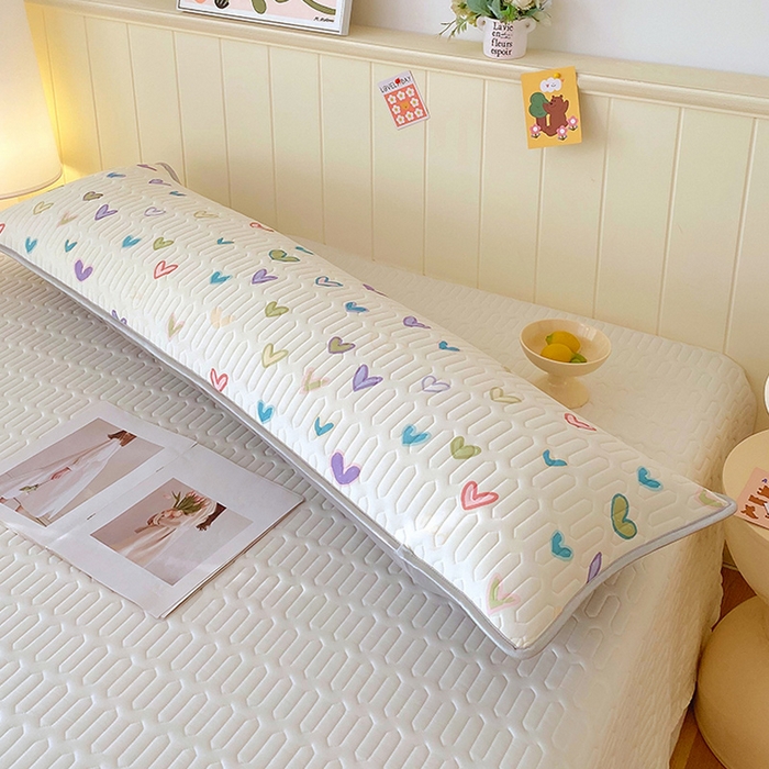 91家纺网 家纺一手货源 找家纺 雨彤家纺 2025年新款A类乳胶凉感丝双人长枕套 梦幻爱心