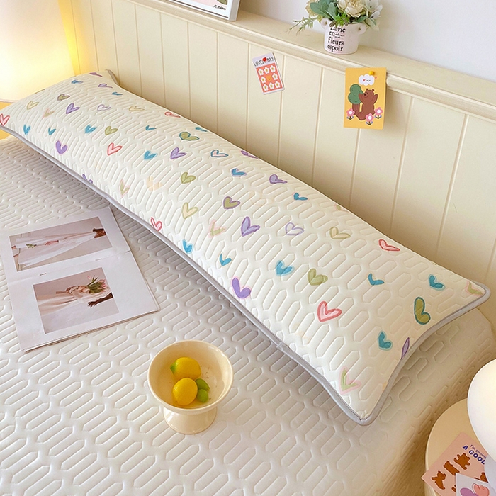 91家纺网 家纺一手货源 找家纺 雨彤家纺 2025年新款A类乳胶凉感丝双人长枕套 梦幻爱心