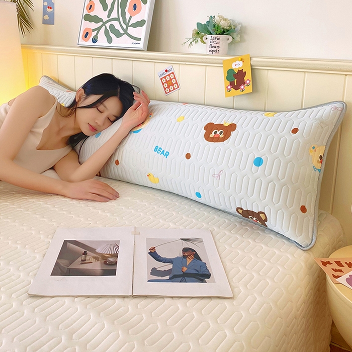 91家纺网 家纺一手货源 找家纺 雨彤家纺 2025年新款A类乳胶凉感丝双人长枕套 熊熊乐园-浅蓝