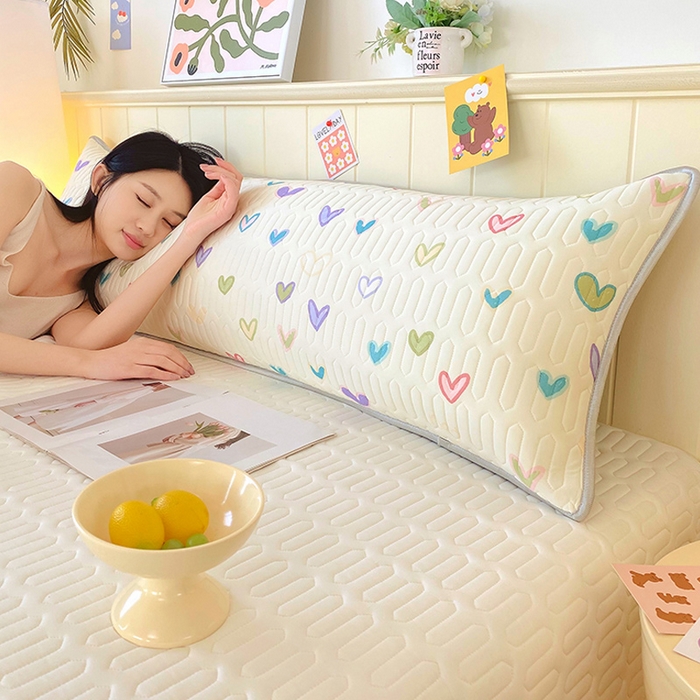 91家纺网 家纺一手货源 找家纺 雨彤家纺 2025年新款A类乳胶凉感丝双人长枕套 梦幻爱心