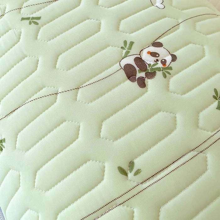 91家纺网 家纺一手货源 找家纺 雨彤家纺 2025年新款A类乳胶凉感丝双人长枕套 熊猫宝宝-翠绿