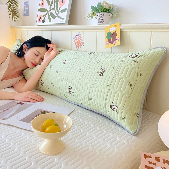 91家纺网 家纺一手货源 找家纺 雨彤家纺 2025年新款A类乳胶凉感丝双人长枕套 熊猫宝宝-翠绿