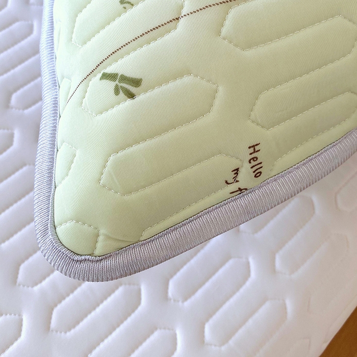 91家纺网 家纺一手货源 找家纺 雨彤家纺 2025年新款A类乳胶凉感丝双人长枕套 熊猫宝宝-翠绿