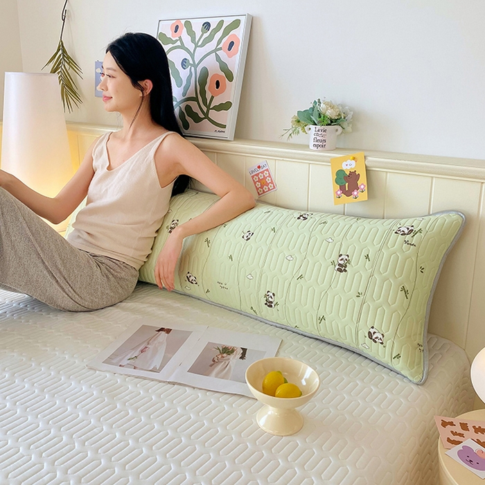 91家纺网 家纺一手货源 找家纺 雨彤家纺 2025年新款A类乳胶凉感丝双人长枕套 熊猫宝宝-翠绿