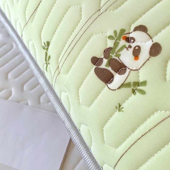 91家纺网 家纺一手货源 找家纺 雨彤家纺 2025年新款A类乳胶凉感丝双人长枕套 熊猫宝宝-翠绿