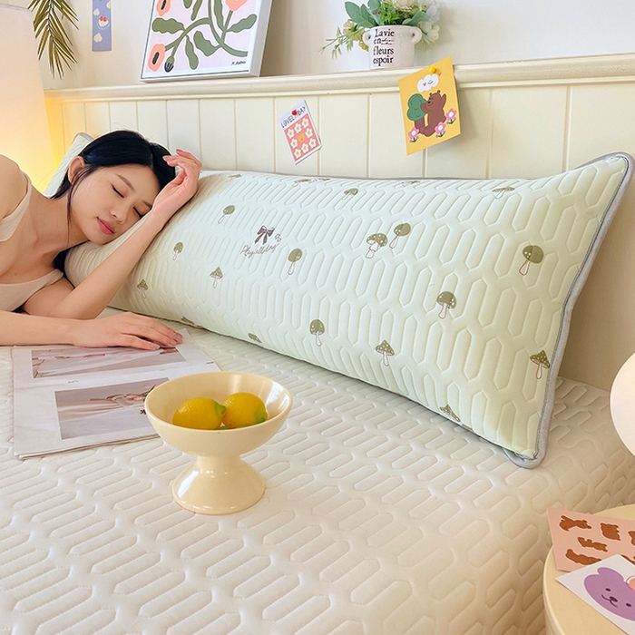 91家纺网 家纺一手货源 找家纺 雨彤家纺 2025年新款A类乳胶凉感丝双人长枕套 萌趣蘑菇-果绿