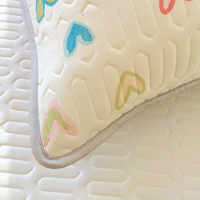 91家纺网 家纺一手货源 找家纺 雨彤家纺 2025年新款A类乳胶凉感丝双人长枕套 梦幻爱心