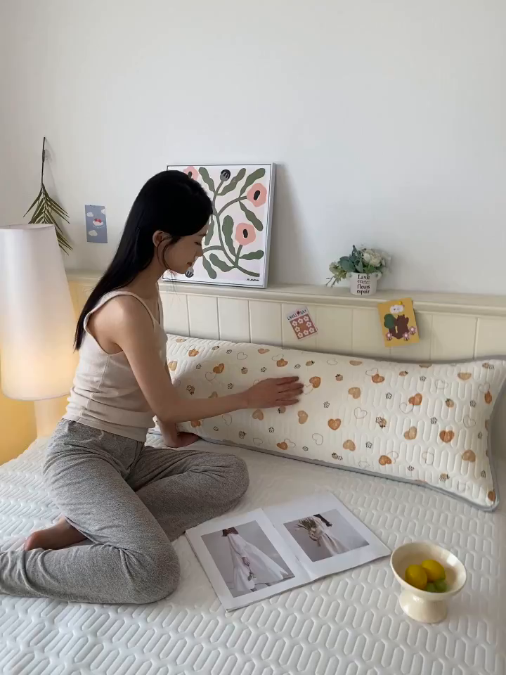 91家纺网 家纺一手货源 找家纺 雨彤家纺 2025年新款A类乳胶凉感丝双人长枕套 爱意满满