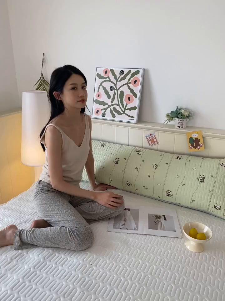 91家纺网 家纺一手货源 找家纺 雨彤家纺 2025年新款A类乳胶凉感丝双人长枕套 熊猫宝宝-翠绿