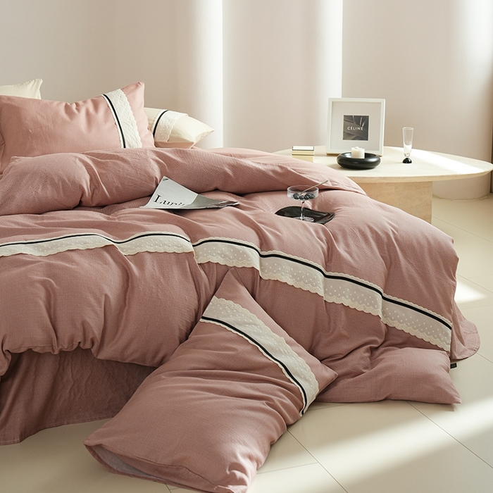 91家纺网 家纺一手货源 找家纺 丽卡家纺 2025新款花边压褶瑟琳娜100%全棉双层纱四件套 玫瑰粉