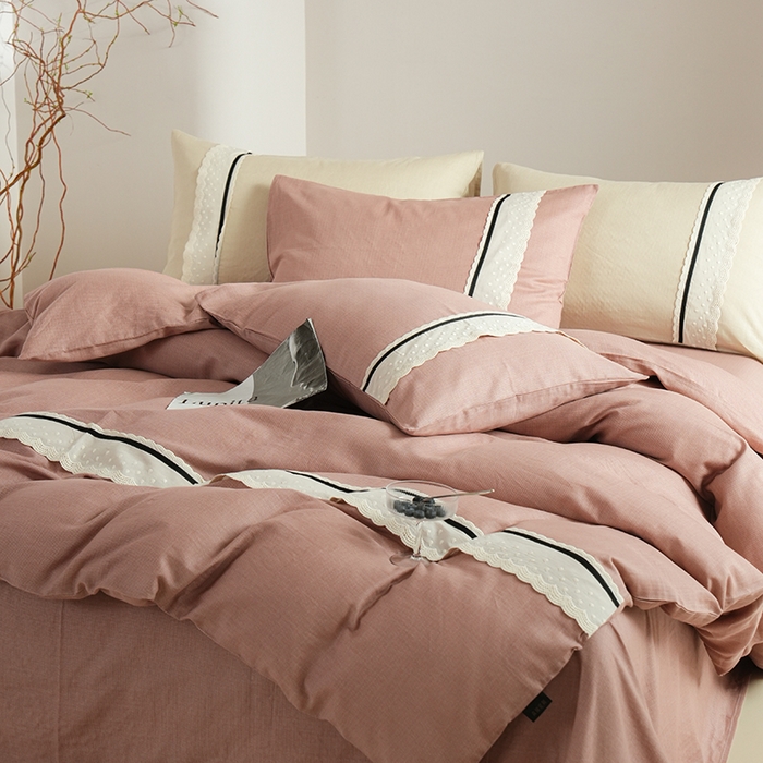 91家纺网 家纺一手货源 找家纺 丽卡家纺 2025新款花边压褶瑟琳娜100%全棉双层纱四件套 玫瑰粉