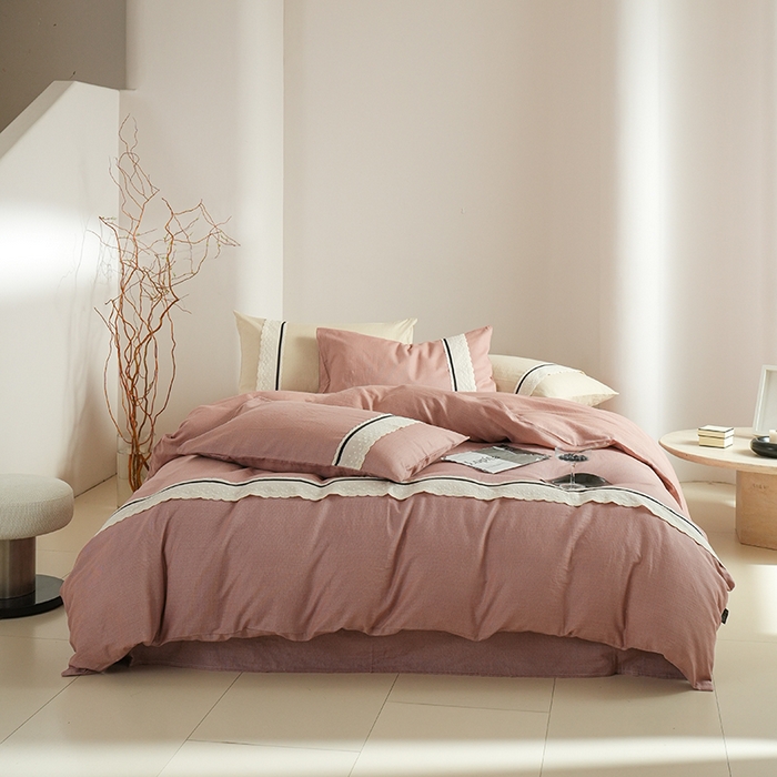 91家纺网 家纺一手货源 找家纺 丽卡家纺 2025新款花边压褶瑟琳娜100%全棉双层纱四件套 玫瑰粉