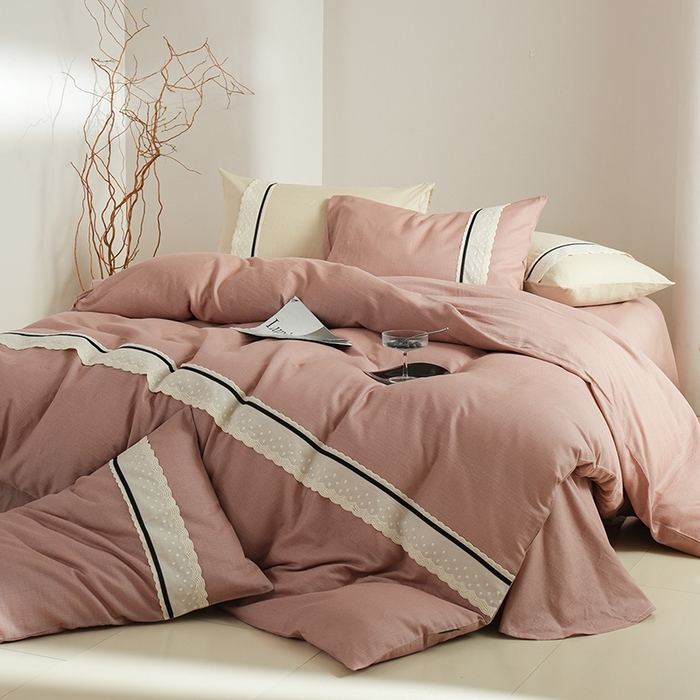 91家纺网 家纺一手货源 找家纺 丽卡家纺 2025新款花边压褶瑟琳娜100%全棉双层纱四件套 玫瑰粉