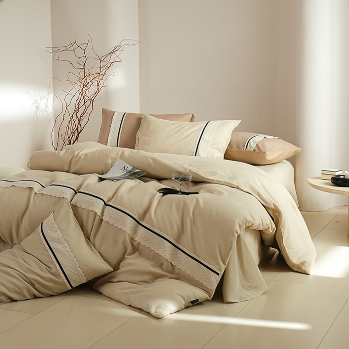 91家纺网 家纺一手货源 找家纺 丽卡家纺 2025新款花边压褶瑟琳娜100%全棉双层纱四件套 浅卡其