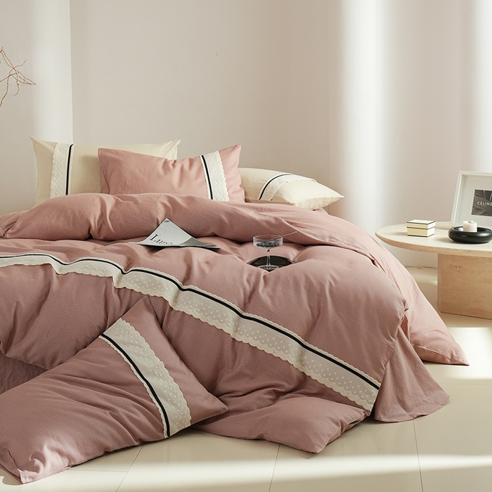 91家纺网 家纺一手货源 找家纺 丽卡家纺 2025新款花边压褶瑟琳娜100%全棉双层纱四件套 玫瑰粉