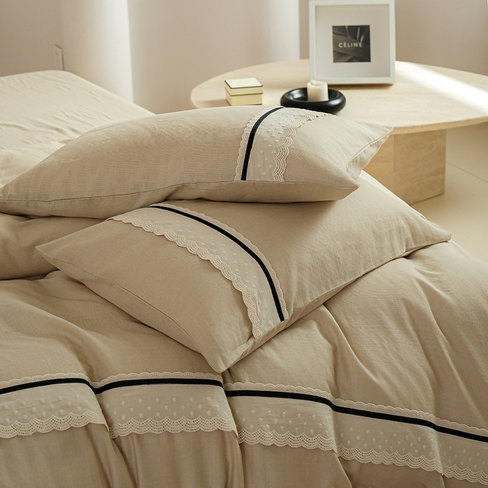 91家纺网 家纺一手货源 找家纺 丽卡家纺 2025新款花边压褶瑟琳娜100%全棉双层纱四件套 浅卡其