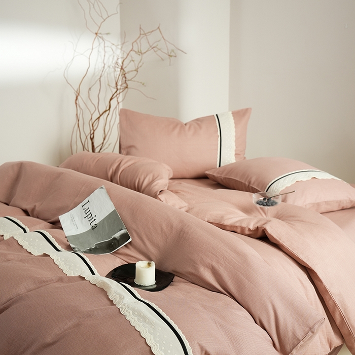 91家纺网 家纺一手货源 找家纺 丽卡家纺 2025新款花边压褶瑟琳娜100%全棉双层纱四件套 玫瑰粉