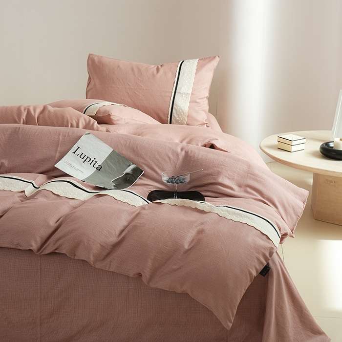 91家纺网 家纺一手货源 找家纺 丽卡家纺 2025新款花边压褶瑟琳娜100%全棉双层纱四件套 玫瑰粉