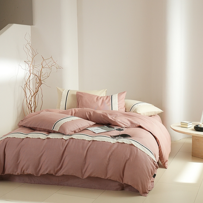 91家纺网 家纺一手货源 找家纺 丽卡家纺 2025新款花边压褶瑟琳娜100%全棉双层纱四件套 玫瑰粉