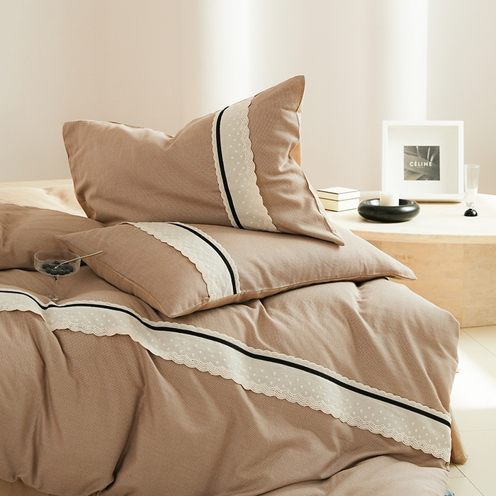 91家纺网 家纺一手货源 找家纺 丽卡家纺 2025新款花边压褶瑟琳娜100%全棉双层纱四件套 茶褐棕
