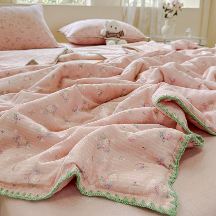 91家纺网 家纺一手货源 找家纺 金丝鸟家纺 2025春夏新款全棉纯棉双层纱夏被夏凉被空调被 粉色花香