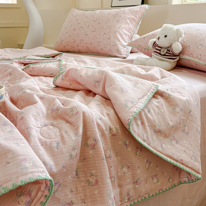 91家纺网 家纺一手货源 找家纺 金丝鸟家纺 2025春夏新款全棉纯棉双层纱夏被夏凉被空调被 粉色花香