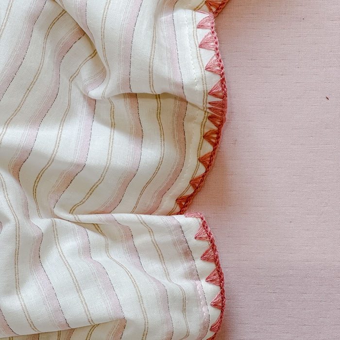 91家纺网 家纺一手货源 找家纺 金丝鸟家纺 2025春夏新款全棉纯棉双层纱夏被夏凉被空调被 阡陌条纹 粉