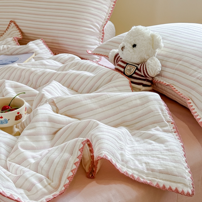 91家纺网 家纺一手货源 找家纺 金丝鸟家纺 2025春夏新款全棉纯棉双层纱夏被夏凉被空调被 阡陌条纹 粉