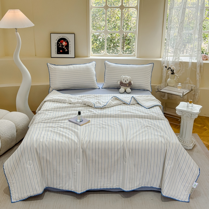 91家纺网 家纺一手货源 找家纺 金丝鸟家纺 2025春夏新款全棉纯棉双层纱夏被夏凉被空调被 阡陌条纹 蓝