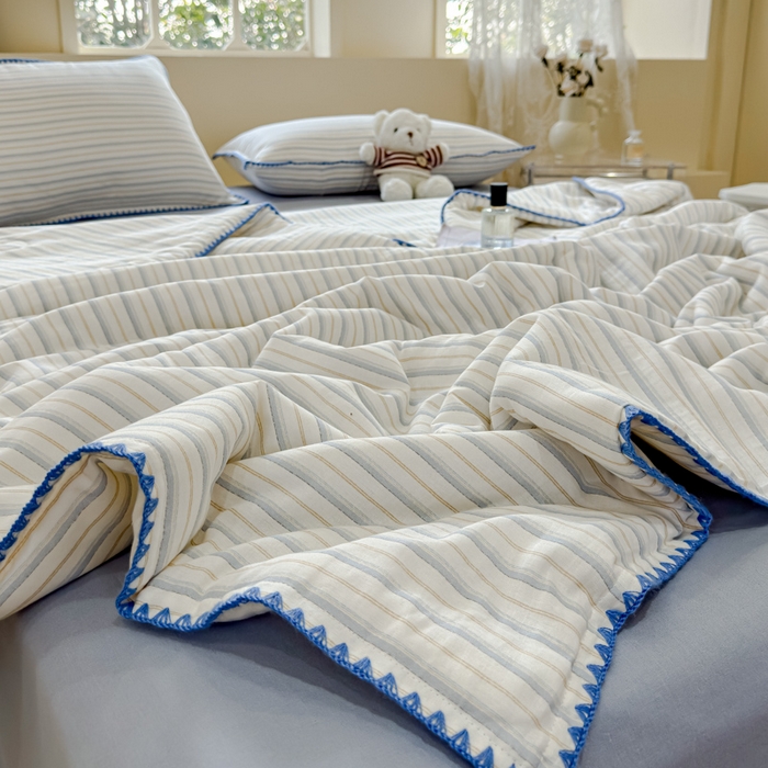 91家纺网 家纺一手货源 找家纺 金丝鸟家纺 2025春夏新款全棉纯棉双层纱夏被夏凉被空调被 阡陌条纹 蓝