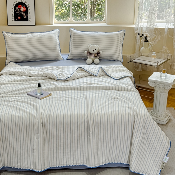 91家纺网 家纺一手货源 找家纺 金丝鸟家纺 2025春夏新款全棉纯棉双层纱夏被夏凉被空调被 阡陌条纹 蓝