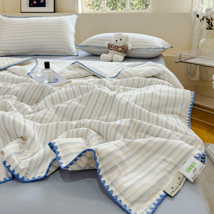 91家纺网 家纺一手货源 找家纺 金丝鸟家纺 2025春夏新款全棉纯棉双层纱夏被夏凉被空调被 阡陌条纹 蓝