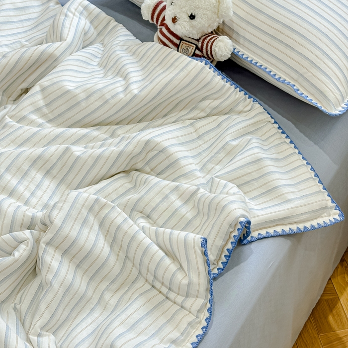 91家纺网 家纺一手货源 找家纺 金丝鸟家纺 2025春夏新款全棉纯棉双层纱夏被夏凉被空调被 阡陌条纹 蓝