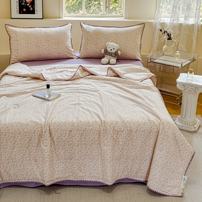 91家纺网 家纺一手货源 找家纺 金丝鸟家纺 2025春夏新款全棉纯棉双层纱夏被夏凉被空调被 蔷薇花露 紫