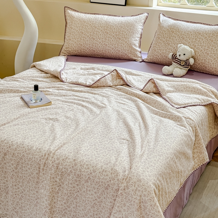 91家纺网 家纺一手货源 找家纺 金丝鸟家纺 2025春夏新款全棉纯棉双层纱夏被夏凉被空调被 蔷薇花露 紫