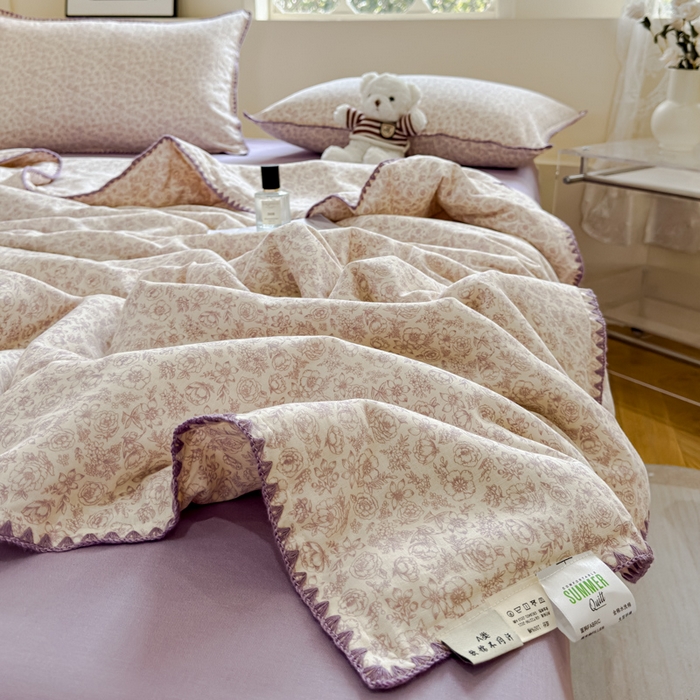 91家纺网 家纺一手货源 找家纺 金丝鸟家纺 2025春夏新款全棉纯棉双层纱夏被夏凉被空调被 蔷薇花露 紫