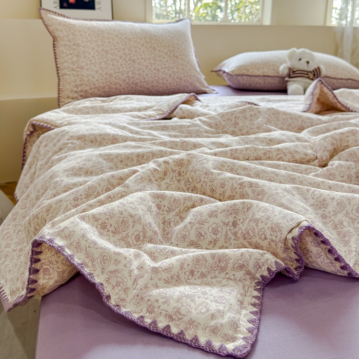 91家纺网 家纺一手货源 找家纺 金丝鸟家纺 2025春夏新款全棉纯棉双层纱夏被夏凉被空调被 蔷薇花露 紫