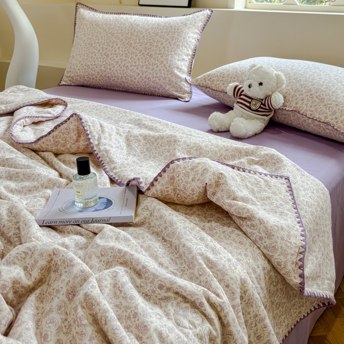 91家纺网 家纺一手货源 找家纺 金丝鸟家纺 2025春夏新款全棉纯棉双层纱夏被夏凉被空调被 蔷薇花露 紫