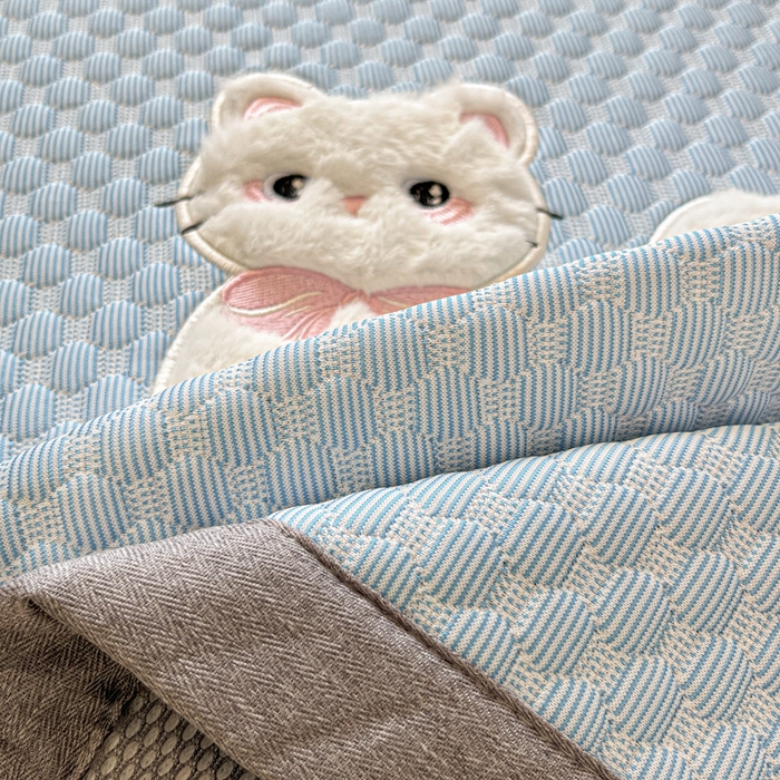 91家纺网 家纺一手货源 找家纺 沐慕 2025新款绣花凉感淑女喵豆豆凉席 淑女喵-蓝