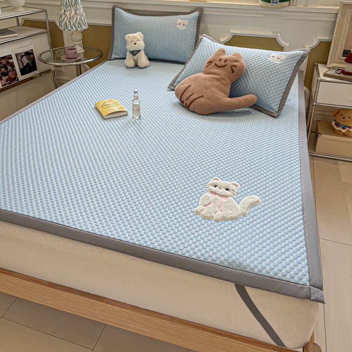 91家纺网 家纺一手货源 找家纺 沐慕 2025新款绣花凉感淑女喵豆豆凉席 淑女喵-蓝