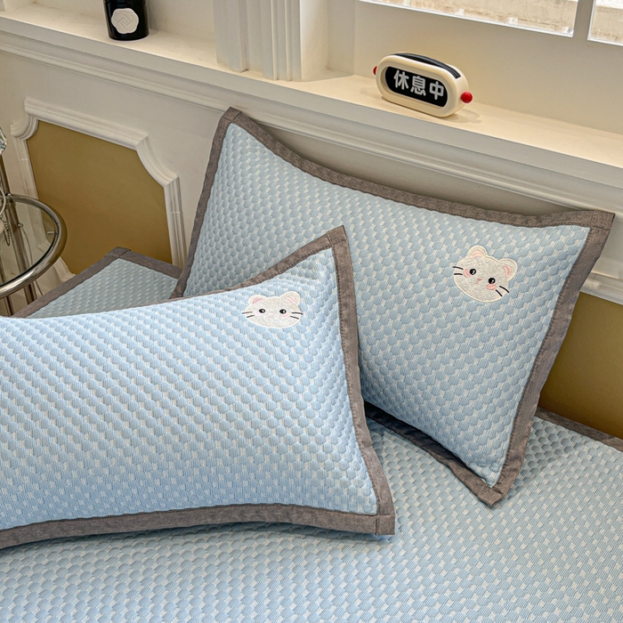 91家纺网 家纺一手货源 找家纺 沐慕 2025新款绣花凉感淑女喵豆豆凉席 淑女喵-蓝