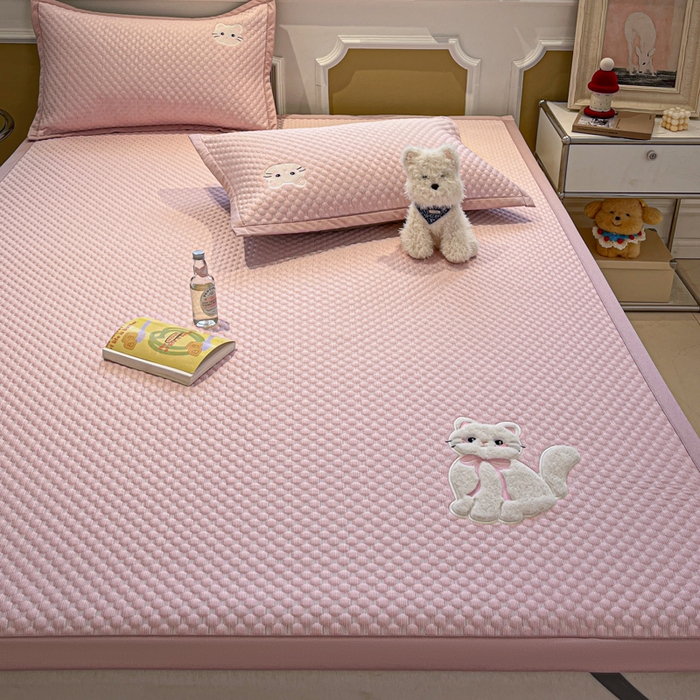 91家纺网 家纺一手货源 找家纺 （总）沐慕 2025新款绣花凉感淑女喵豆豆凉席