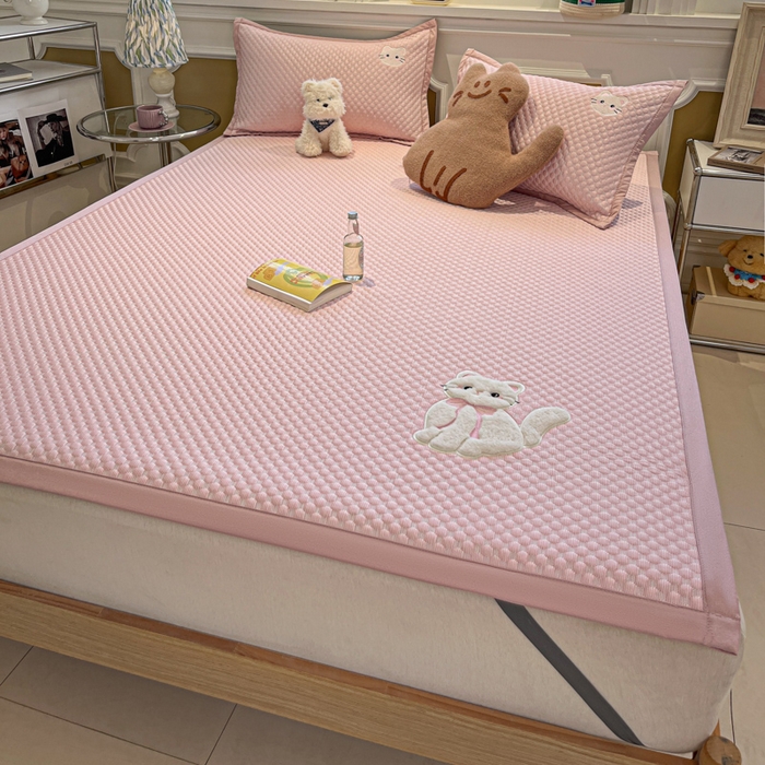 91家纺网 家纺一手货源 找家纺 沐慕 2025新款绣花凉感淑女喵豆豆凉席 淑女喵-粉