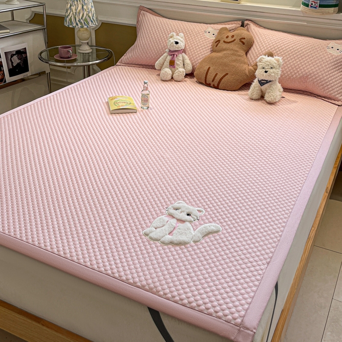 91家纺网 家纺一手货源 找家纺 沐慕 2025新款绣花凉感淑女喵豆豆凉席 淑女喵-粉