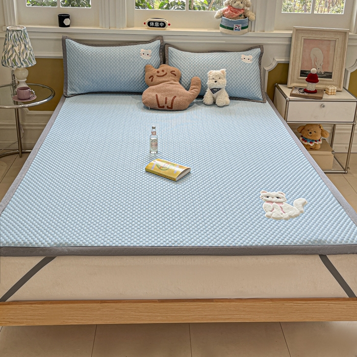 91家纺网 家纺一手货源 找家纺 沐慕 2025新款绣花凉感淑女喵豆豆凉席 淑女喵-蓝