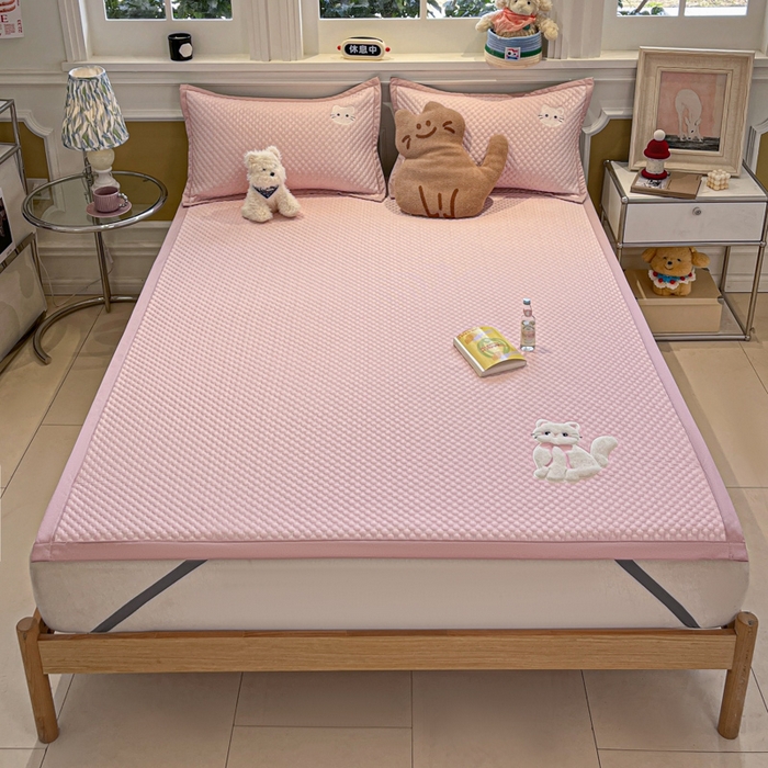 91家纺网 家纺一手货源 找家纺 沐慕 2025新款绣花凉感淑女喵豆豆凉席 淑女喵-粉