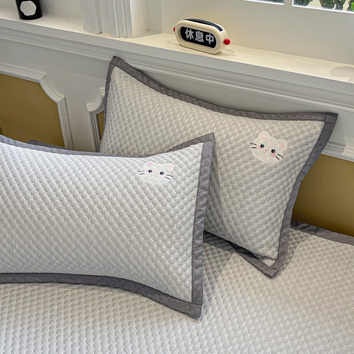 91家纺网 家纺一手货源 找家纺 沐慕 2025新款绣花凉感淑女喵豆豆凉席 淑女喵-灰