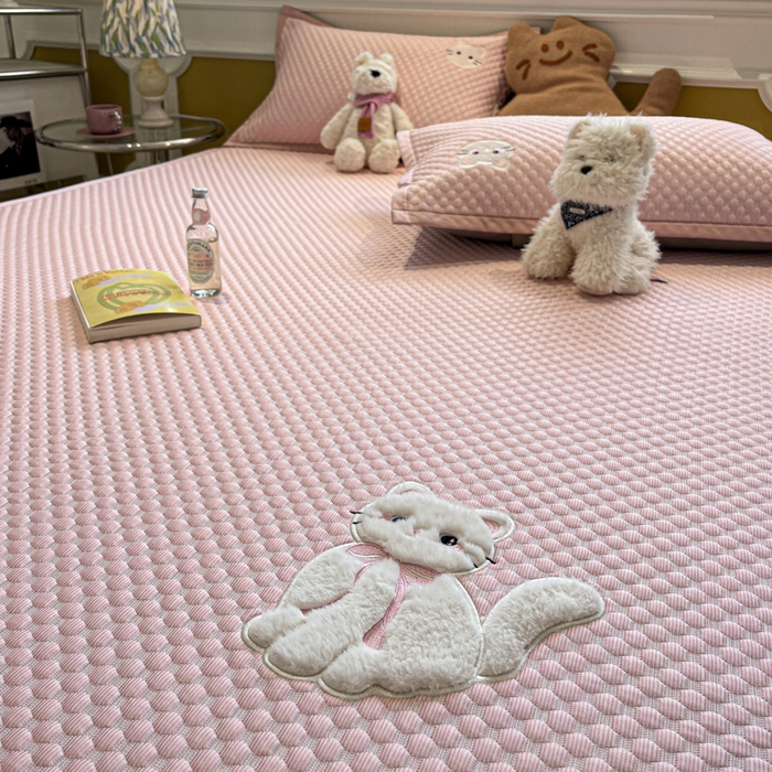 91家纺网 家纺一手货源 找家纺 沐慕 2025新款绣花凉感淑女喵豆豆凉席 淑女喵-粉